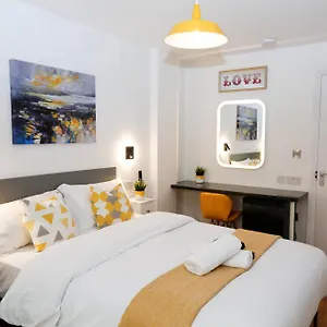 New Luxury In The Heart Of Next To Shops, Cafes, Bars & Metro With Shared Bathrooms , Londres Reino Unido